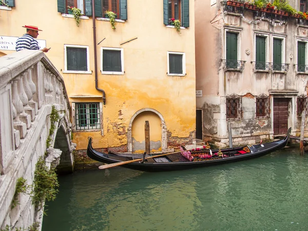 Venedig, Italien - am 3. Mai 2015. Stadtlandschaft in den frühen Morgenstunden. Die Gondel liegt an der Kanalküste — Stockfoto