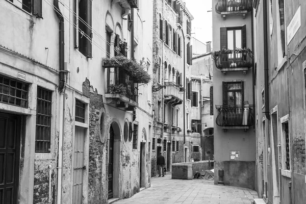 VENECIA, ITALIA - el 3 de mayo de 2015. La típica calle veneciana que se construye con casas antiguas — Foto de Stock