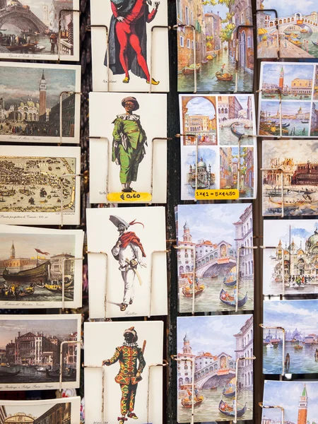 Venice, İtalya - 3 Mayıs 2015 tarihinde. Hediyelik Dükkanı bir gösteri pencere üzerinde şehir manzaralı güzel kartları — Stok fotoğraf