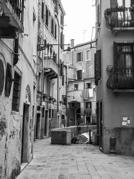 VENEZIA, ITALIA - il 3 MAGGIO 2015. La tipica strada veneziana che è costruita con vecchie case — Foto Stock