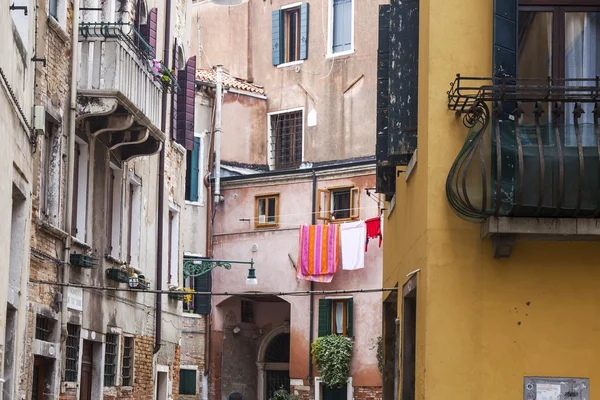 VENECIA, ITALIA - el 3 de mayo de 2015. Detalles arquitectónicos típicos de casas antiguas en la isla parte de la ciudad — Foto de Stock