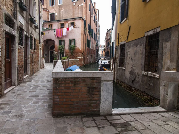 VENECIA, ITALIA - el 3 de mayo de 2015. El típico canal de la calle veneciana y casas antiguas en la costa — Foto de Stock