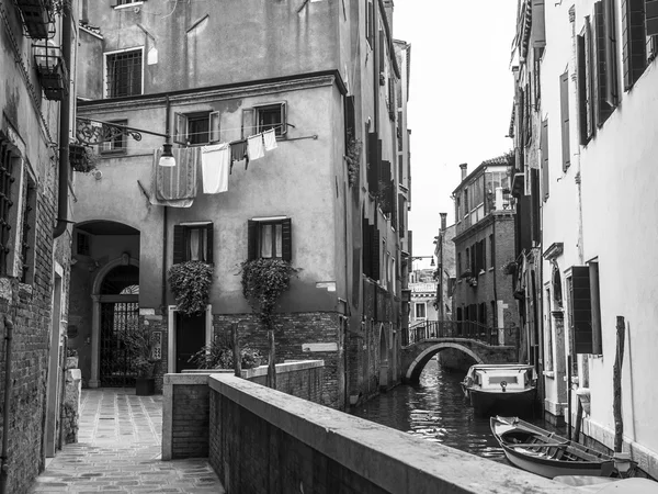 VENICE, ITALIEN - MAJ 3, 2015. Den typiske venetianske gadekanal og gamle huse på kysten - Stock-foto