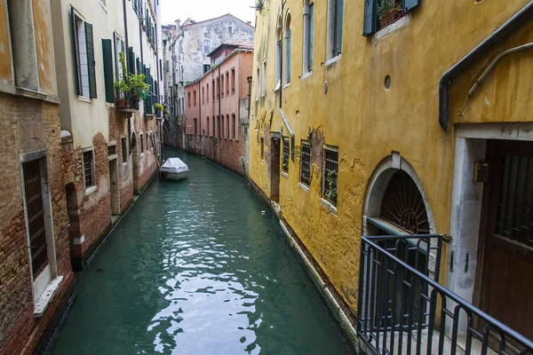 VENICE, ITALY - 3 мая 2015 г. Типичная венецианская улица — стоковое фото