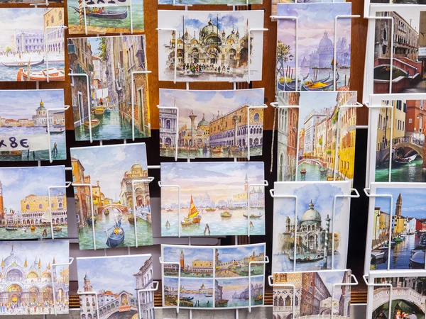 VENISE, ITALIE - le 3 mai 2015. Belles cartes avec vue sur la ville sur une vitrine de la boutique de cadeaux — Photo