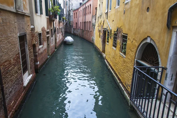 VENECIA, ITALIA - el 3 de mayo de 2015. Paisaje urbano. Antiguos edificios en tierra Canal — Foto de Stock