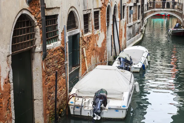 VENICE, ITALY - on MAY 3, 2015. City landscape, vessels near channel embankment — Stock Photo, Image