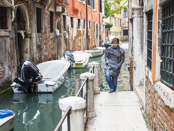 VENICE, ITÁLIA - em 3 de maio de 2015. O turista caminha na pitoresca rua veneziana — Fotografia de Stock