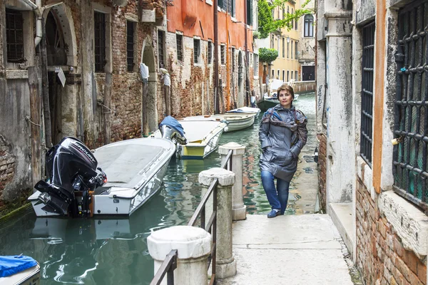 VENICE, ITÁLIA - em 3 de maio de 2015. O turista caminha na pitoresca rua veneziana — Fotografia de Stock