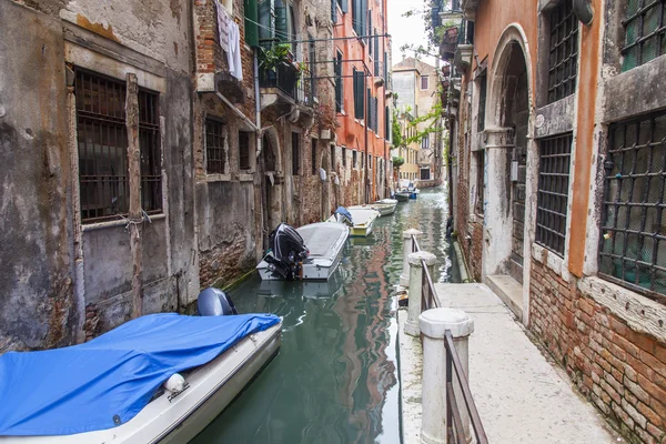 VENECIA, ITALIA - el 3 de mayo de 2015. La típica calle veneciana que se construye con casas antiguas — Foto de Stock
