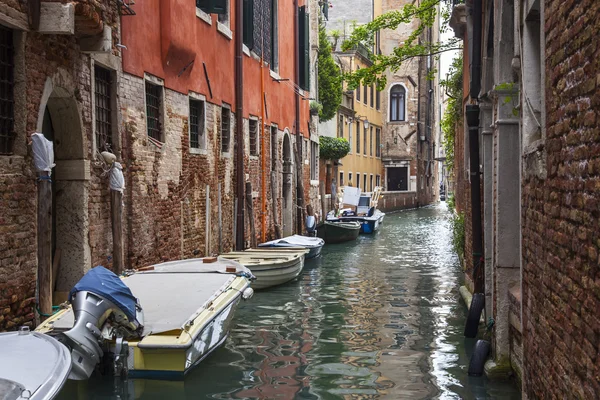 Venedig, Italien - am 30. April 2015. Stadtlandschaft. der Straßenkanal — Stockfoto