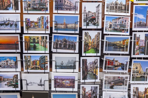 VENICE, ITALY - 3 мая 2015 г. Красивые открытки с видом на город на витрине сувенирного магазина — стоковое фото