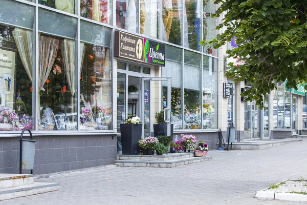 PUSHKINO, RUSSIA, on JULY 8, 2015. Moskovsky Avenue, show-windows of shopping center 999 — Stockfoto