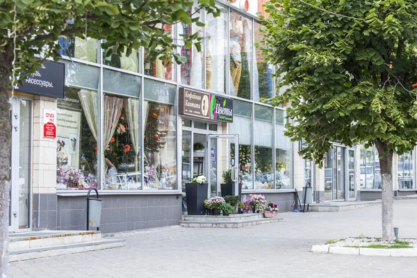 PUSHKINO, RUSSIA, on JULY 8, 2015. Moskovsky Avenue, show-windows of shopping center 999 — Stok fotoğraf