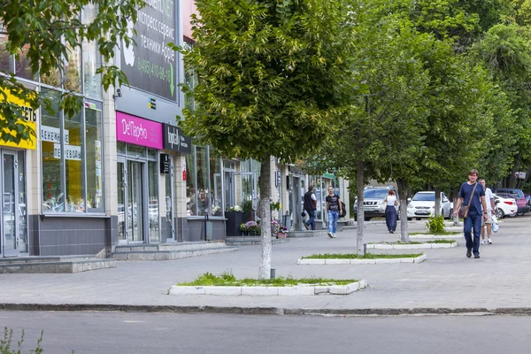 PUSHKINO, RUSSIA, on JULY 8, 2015. Moskovsky Avenue, show-windows of shopping center 999 — Stockfoto