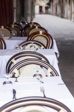 Venice, İtalya - 3 Mayıs 2015 tarihinde. Eski dar sokak kafede yaz