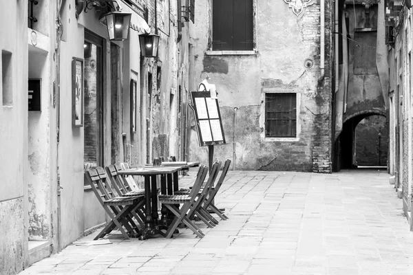 VENICE, ITALY on MAY 3, 2015. Typical city street. Old houses and small outside cafe, look in the cloudy spring morning — Stock Photo, Image