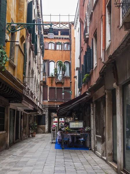 VENICE, ITALY on MAY 3, 2015. Typical city street. Old houses and small outside cafe, look in the cloudy spring morning — 스톡 사진