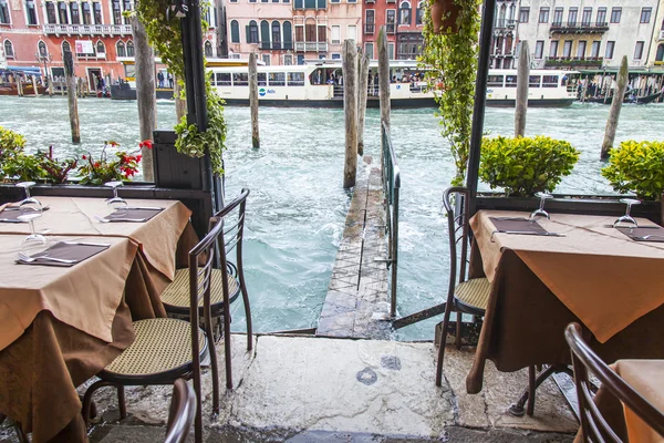 VENICE, ITALY - on MAY 3, 2015. Summer cafe on the bank of the Grand channel (Canal Grande) — Stock Photo, Image