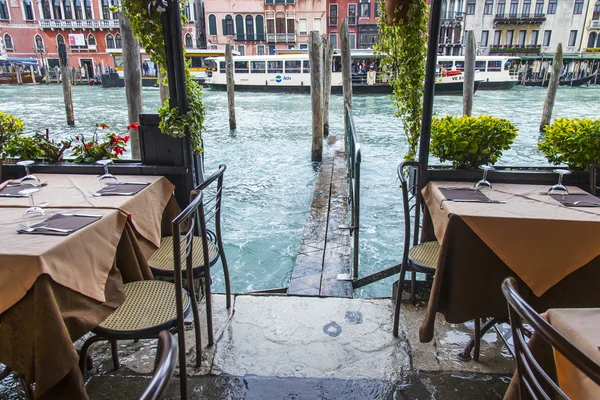 VENICE, ITALY - on MAY 3, 2015. Summer cafe on the bank of the Grand channel (Canal Grande) — Stock Photo, Image