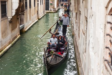 Venice, İtalya - 3 Mayıs 2015 tarihinde. Gondol yolcular ile sokak dar kanalda yüzen