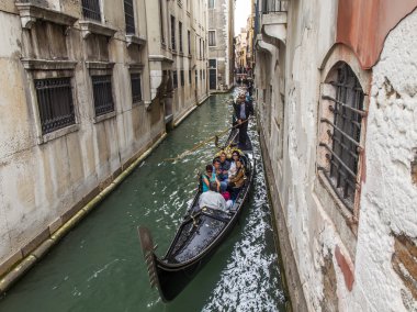 Venice, İtalya - 3 Mayıs 2015 tarihinde. Gondol yolcular ile sokak dar kanalda yüzen