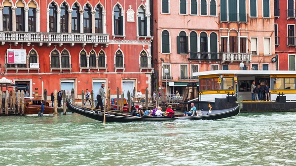 Venice, Italië - op 3 mei 2015. De gondel met passagiers drijft op het Grand kanaal (Canal Grande). — Stockfoto