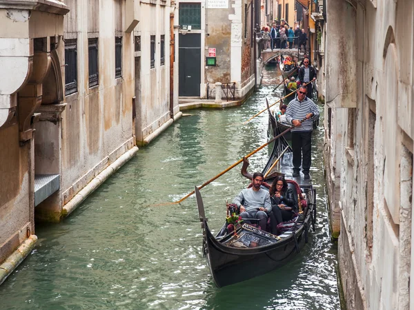 Venice, Olaszország - a május 3-án, a 2015. A gondola utasokat úszik a keskeny csatorna utcában — Stock Fotó