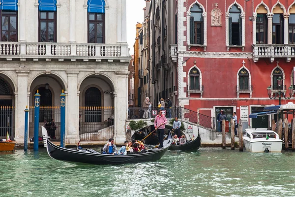 Venice, Italië - op 3 mei 2015. De gondel met passagiers drijft op het Grand kanaal (Canal Grande). — Stockfoto