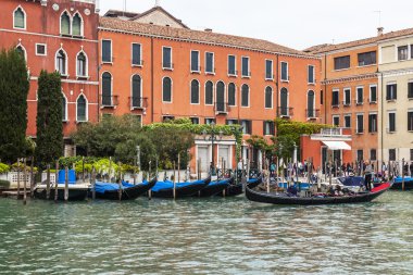 Venice, İtalya - 3 Mayıs 2015 tarihinde. Sabahın erken saatlerinde şehir manzarası. Gondol Grand kanal (Canal Grande sahilinde demirli).