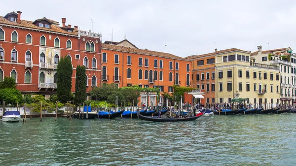 VENICE, ITÁLIA - em 3 de maio de 2015. A gôndola com passageiros flutua no Grande Canal (Canal Grande ). — Fotografia de Stock
