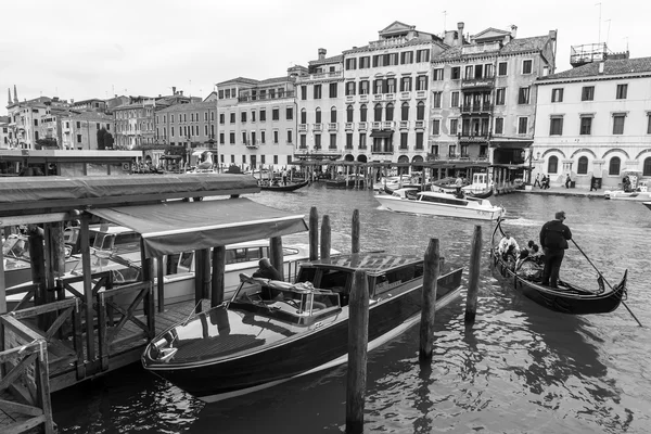 Venedig, Italien - am 3. Mai 2015. Stadtlandschaft. alte Gebäude an Land grandee canala (canal grande)) — Stockfoto