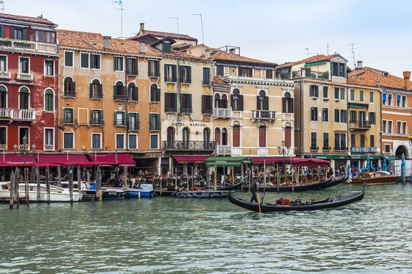 VENEZIA, ITALIA - il 3 MAGGIO 2015. La gondola con i passeggeri galleggia sul Canal Grande (Canal Grande ). — Foto Stock