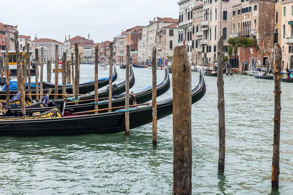 Wenecja, Włochy - na 3 maja 2015. Krajobraz miasta wczesnym rankiem. Gondole zacumowane są na wybrzeżu kanału Grand (Canal Grande). — Zdjęcie stockowe