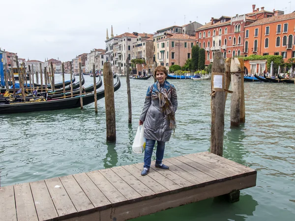 VENICE, ITÁLIA - em 3 de maio de 2015. O turista feliz é fotografado contra o Grande Canal (Canal Grande) e gôndolas ancoradas na costa — Fotografia de Stock