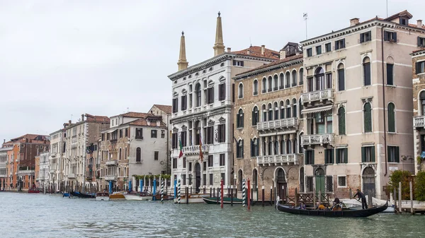 Venice, Italië - op 3 mei 2015. Stad landschap. Oude gebouwen aan de wal Grande Canala (Canal Grande) — Stockfoto