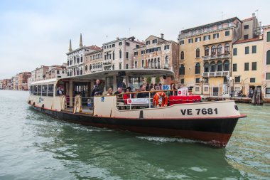 Venice, İtalya - 3 Mayıs 2015 tarihinde. Vaporetto yolcular ile Grand kanal (Canal Grande) yüzer. Vaporetto Venedik'te toplu taşıma ana türüdür