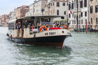Venice, İtalya - 3 Mayıs 2015 tarihinde. Vaporetto yolcular ile Grand kanal (Canal Grande) yüzer. Vaporetto Venedik'te toplu taşıma ana türüdür