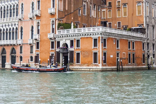 VENICE, ITALY - 3 мая 2015 г. Город пейзаж. Древние здания на берегу грандиозного Канала (Большой канал) ) — стоковое фото