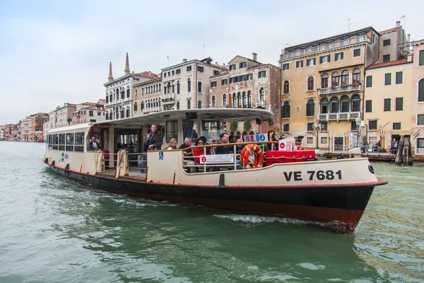 VENICE, ITÁLIA - em 3 de maio de 2015. Vaporetto com passageiros flutua no Grande Canal (Canal Grande). Vaporetto é um dos principais tipos de transporte público em Veneza — Fotografia de Stock