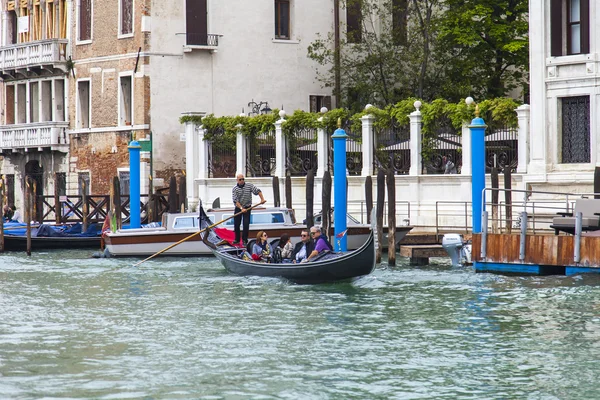 VENICE, ITALY - on MAY 3, 2015. The gondola with passengers floats on the Grand channel (Canal Grande). — Stock Photo, Image
