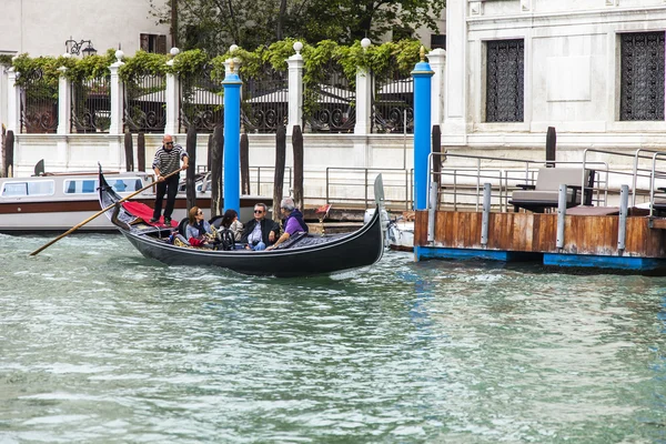 VENICE, ITÁLIA - em 3 de maio de 2015. A gôndola com passageiros flutua no Grande Canal (Canal Grande ). — Fotografia de Stock