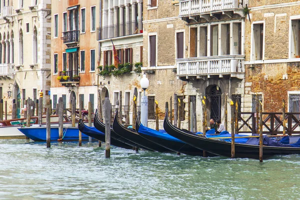 VENICE, ITALY - on MAY 3, 2015. City landscape early in the morning. Gondolas are moored at the coast of the Grand channel (Canal Grande). — Stock Photo, Image