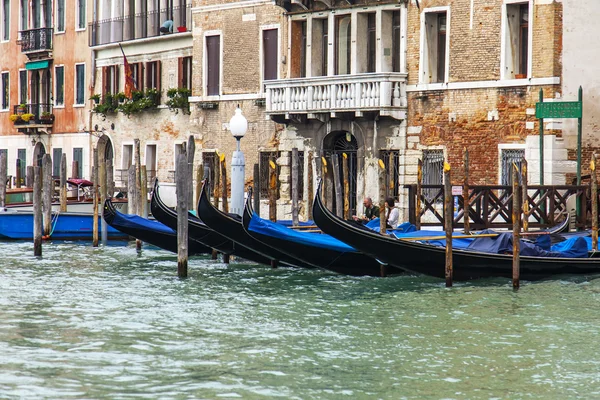 VENICE, ITALIA Toukokuu 3, 2015. Kaupunkimaisema aikaisin aamulla. Gondolat on kiinnitetty rannikolla Grand Channel (Canal Grande ). — kuvapankkivalokuva