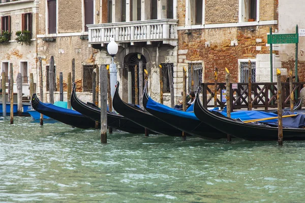 Venice, Olaszország - a május 3-án, a 2015. Városi táj reggel. Gondolák van kikötve a Grand csatorna (Canal Grande partján). — Stock Fotó