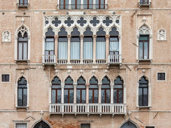 VENISE, ITALIE - le 3 mai 2015. Fragment d'une façade de l'ancienne maison typique — Photo