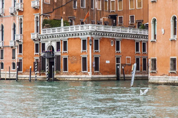 Venedig, Italien - den 3 maj 2015. Stadslandskapet. Gamla byggnader iland grandee Canala (Canal Grande). — Stockfoto
