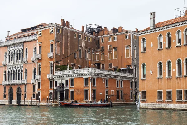 VENICE, ITÁLIA - em 3 de maio de 2015. Paisagem urbana. Edifícios antigos em terra grandeza Canala (Canal Grande ). — Fotografia de Stock