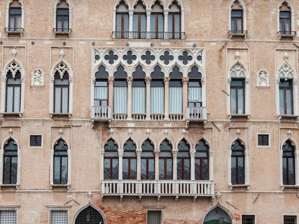VENICE, ITALY - on MAY 3, 2015. Fragment of a facade of the typical ancient house — Stock Photo, Image
