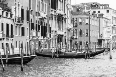 Venice, İtalya - 3 Mayıs 2015 tarihinde. Pier (Canal Grande Grand kanal kıyısında).